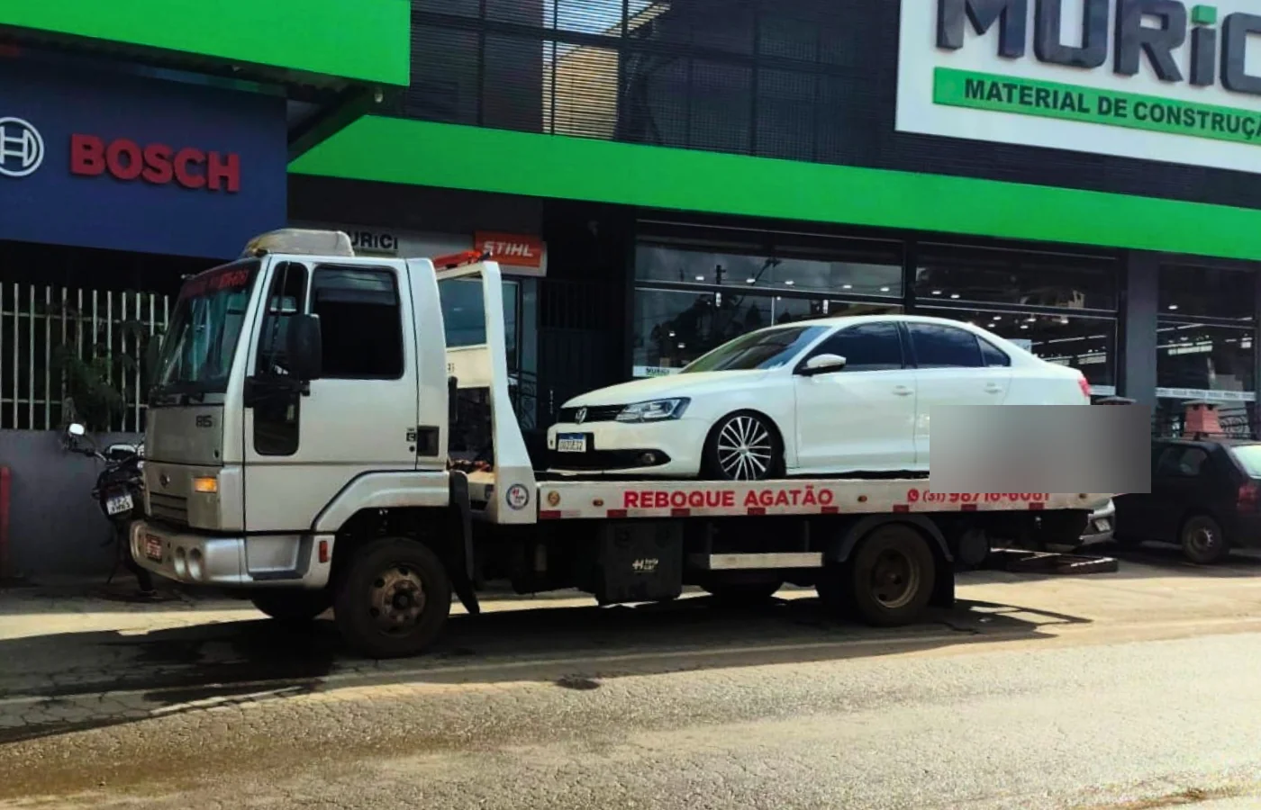 Guincho Agatão rebocando automóvel na região de Ponte Nova MG