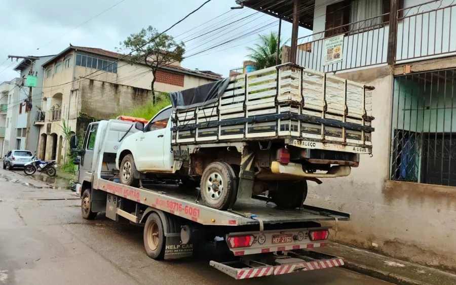 Reboque de caminhonete carregada na região de Diogo de Vasconcelos MG