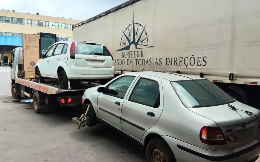 Reboque de Ford Fiesta na região de Diogo de Vasconcelos MG