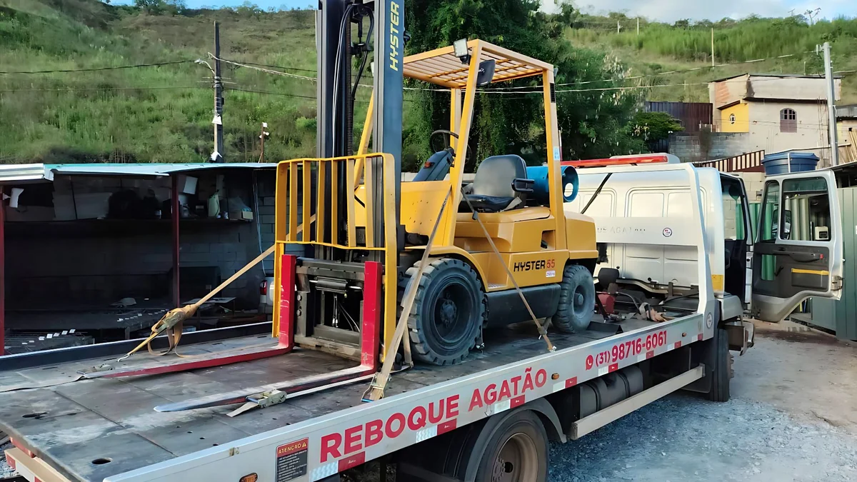 Reboque de máquina pesada na região de Ponte Nova MG